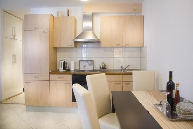 Leona Apartment Split