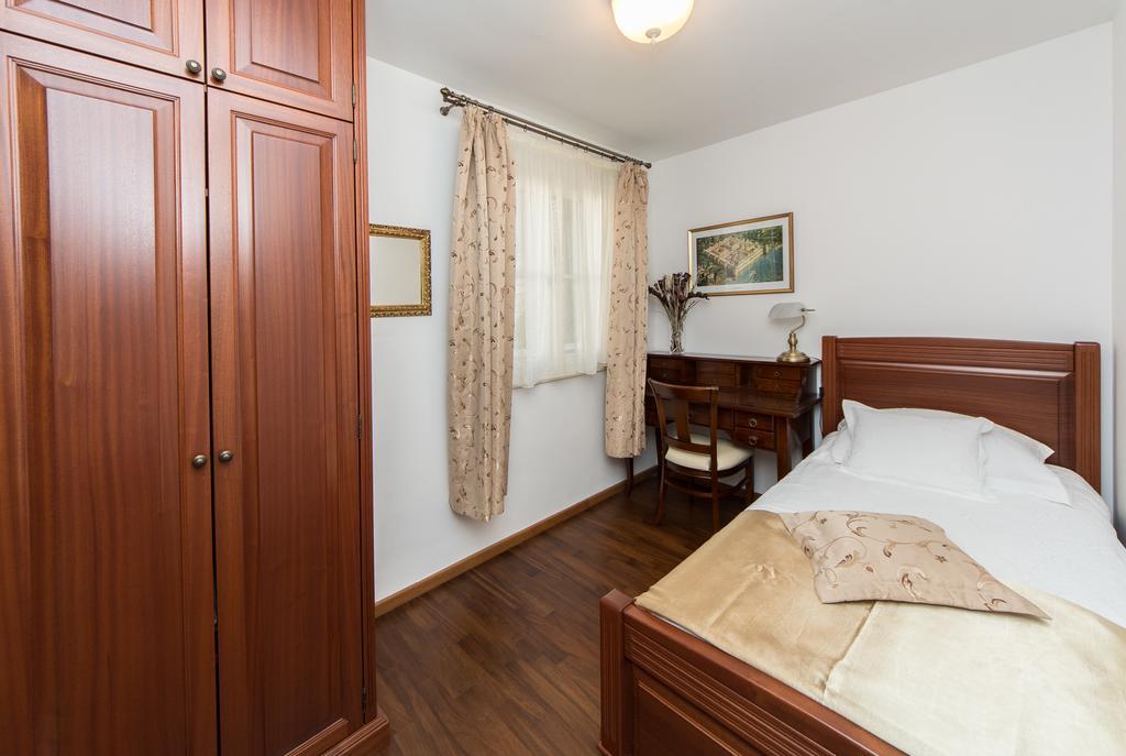 Apartment Old Town Three Bedroom Apartment Asti Mande 1 Split