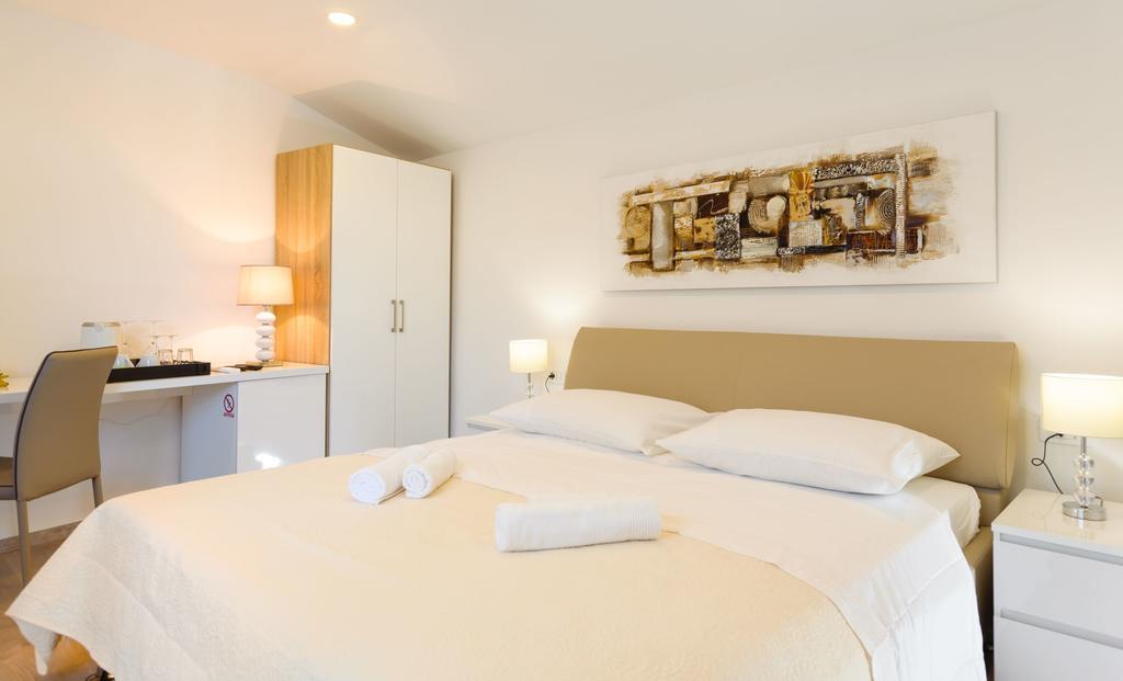 Apartments & Room Rollex
