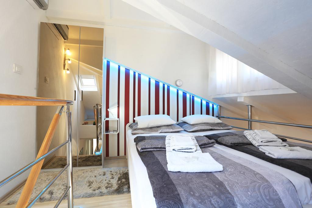 Ella Apartment Split