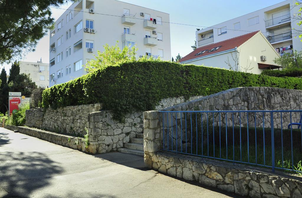 Green Garden Apartment *