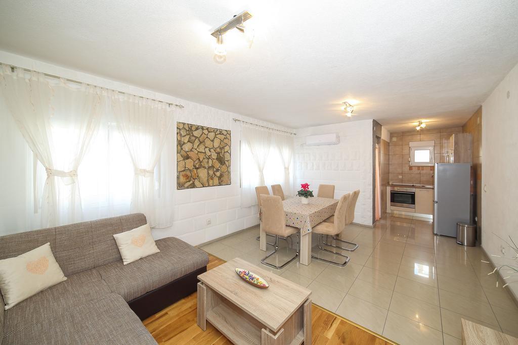 Apartment Rogosic Apartment *