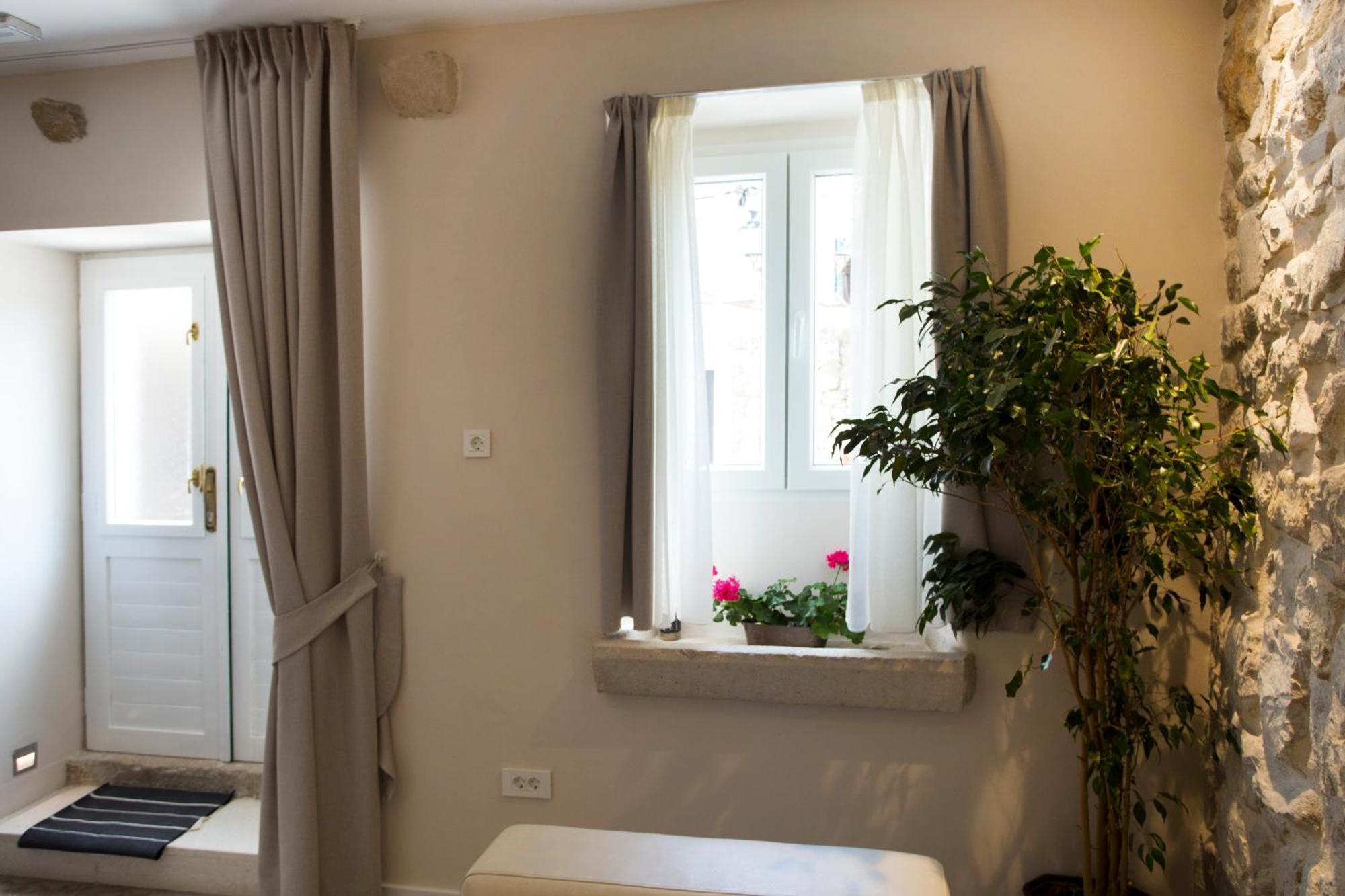Apartment Situs Split