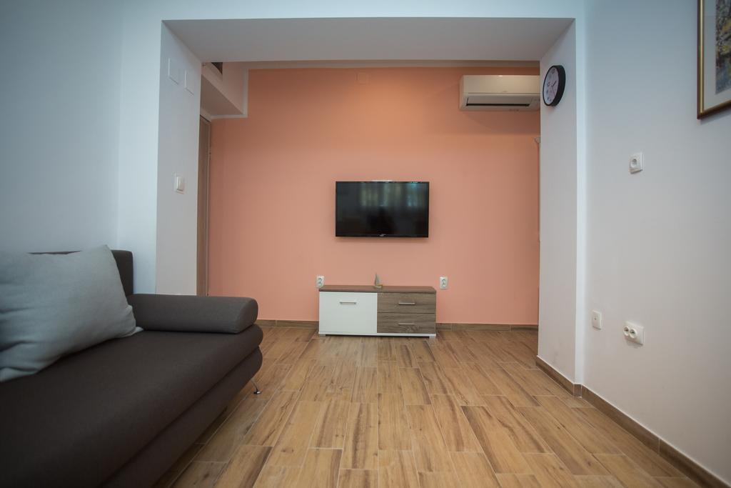 Solis Apartment Split
