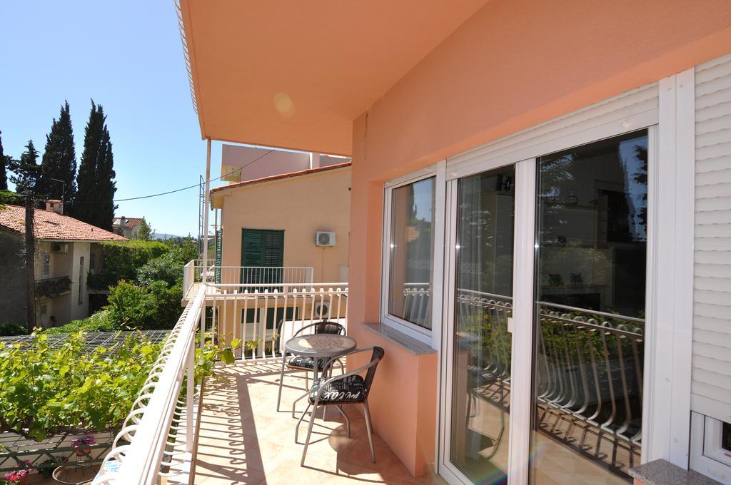 Poolside Paradise - A Hidden Gem In Split Apartamento