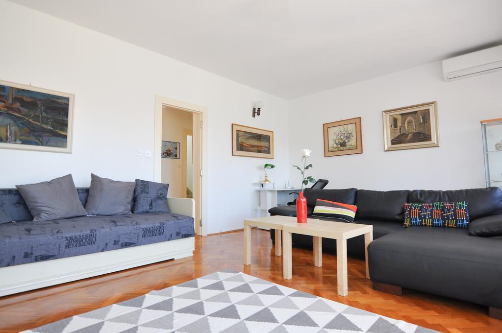 Poolside Paradise - A Hidden Gem In Split Apartamento