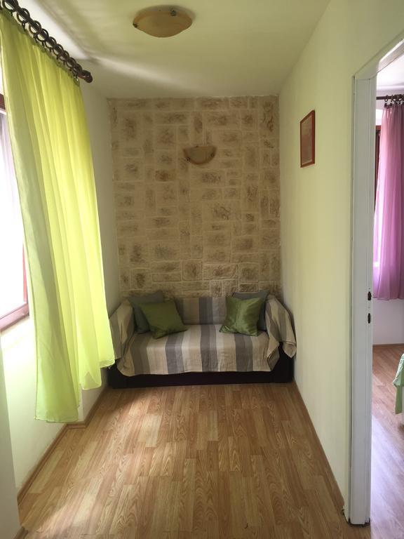 Violet Apartment Split