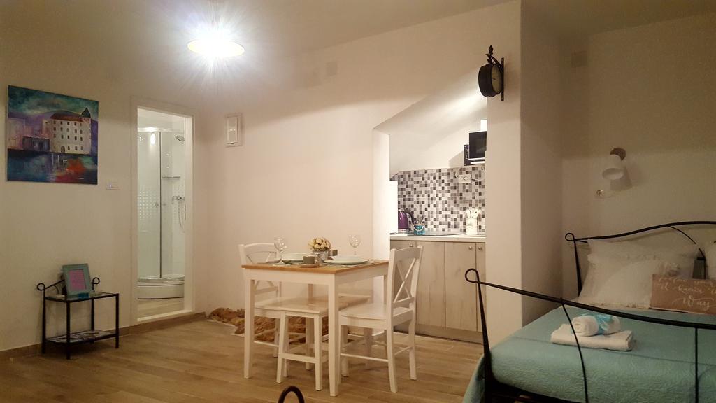 Romance Apartment Split