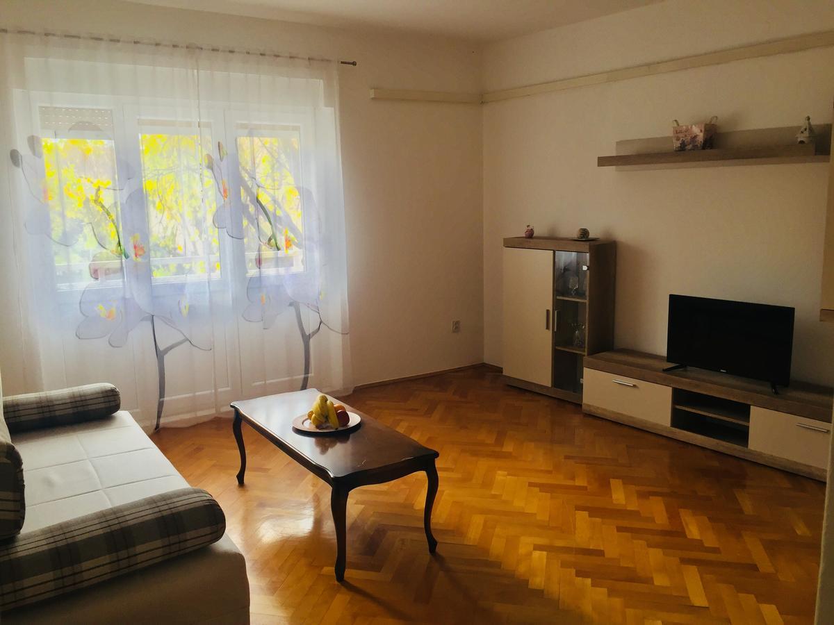 Apartment Stipe Split