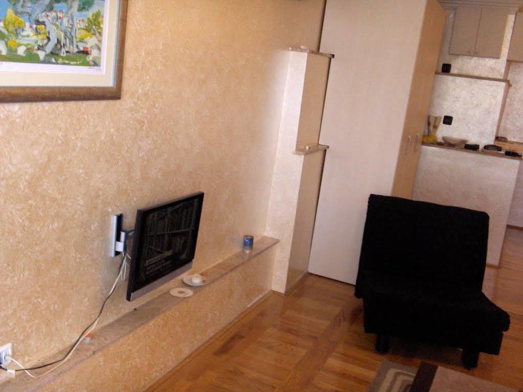 Okuka Apartment Split