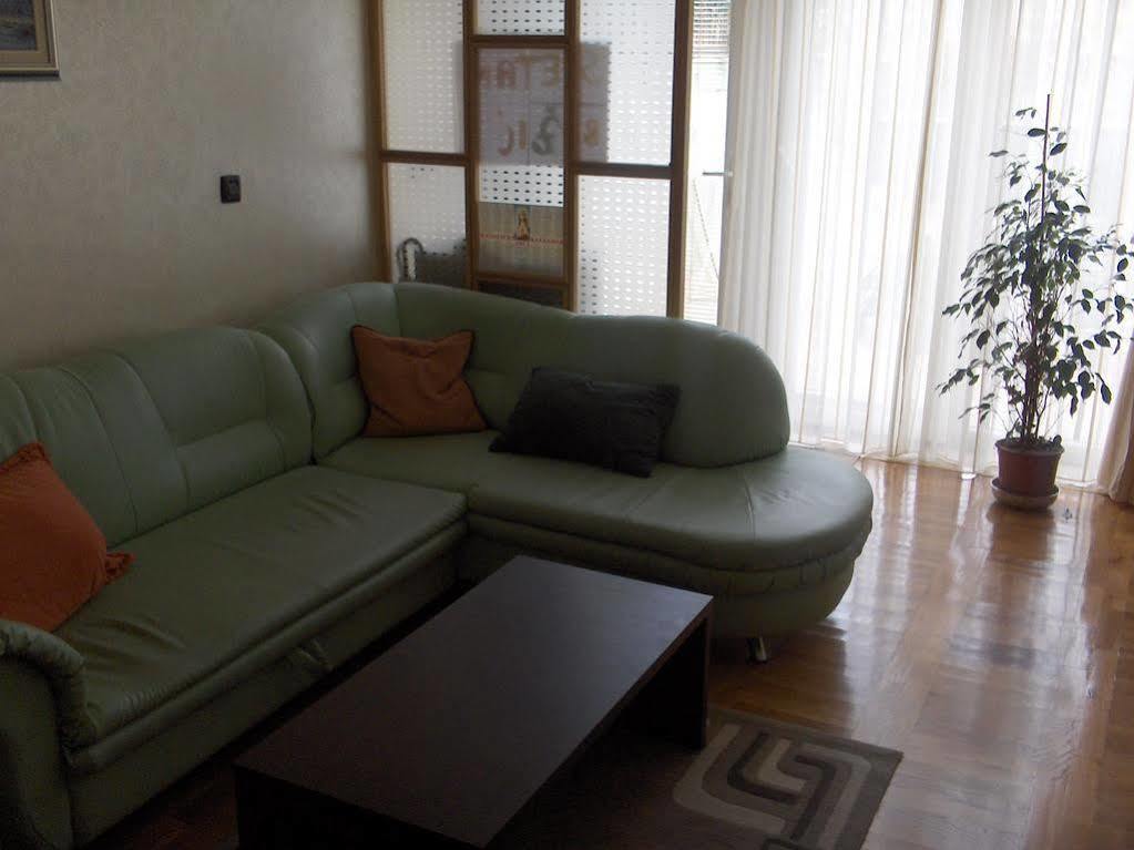 Okuka Apartment Split