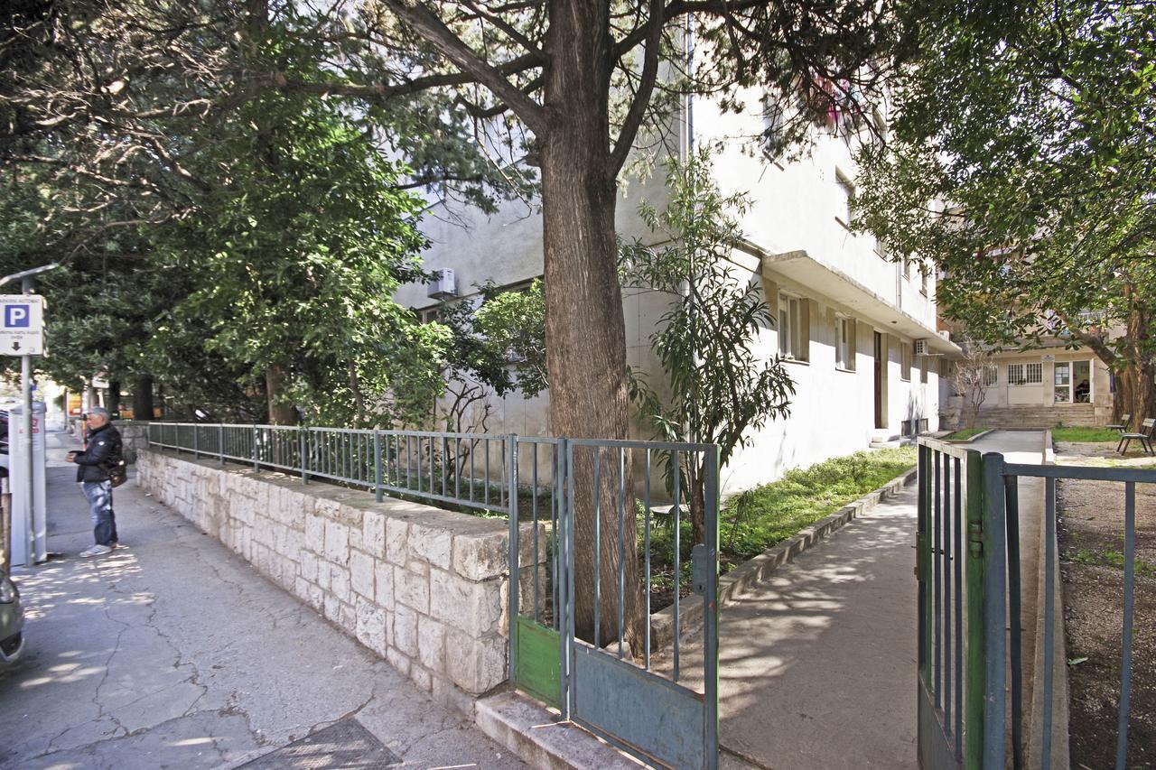 D & J Apartment *