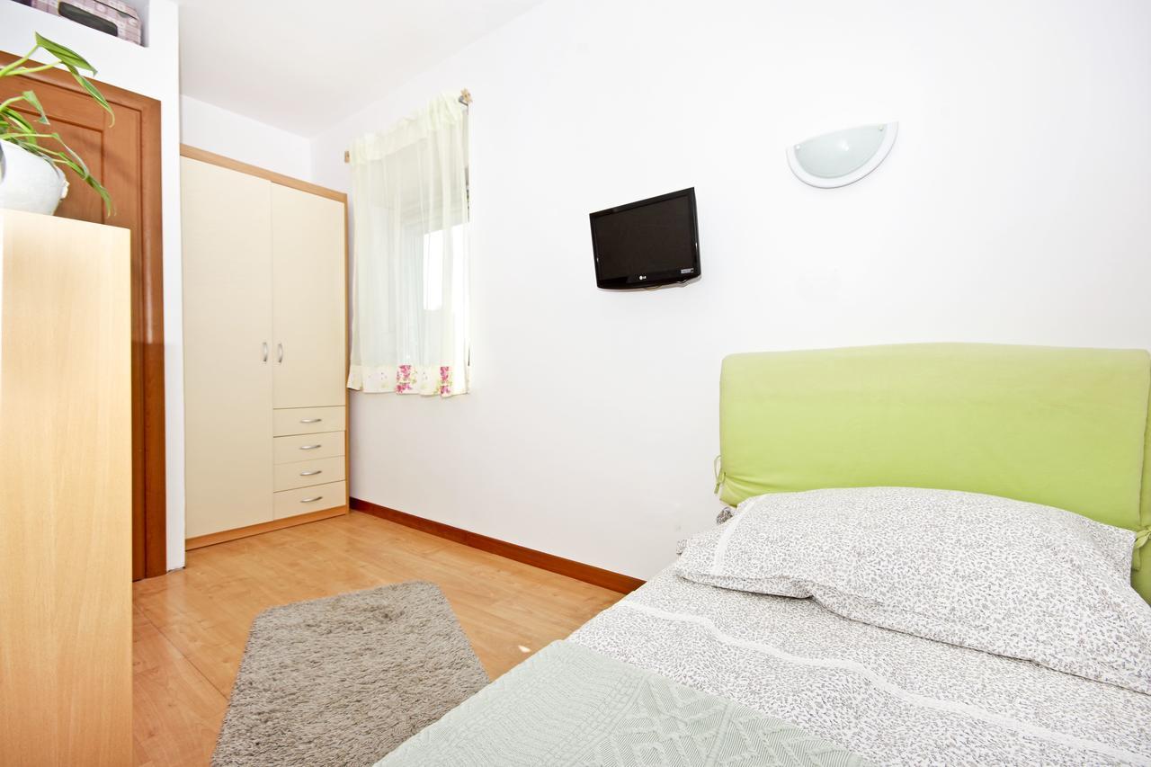 Apartment D & J Split