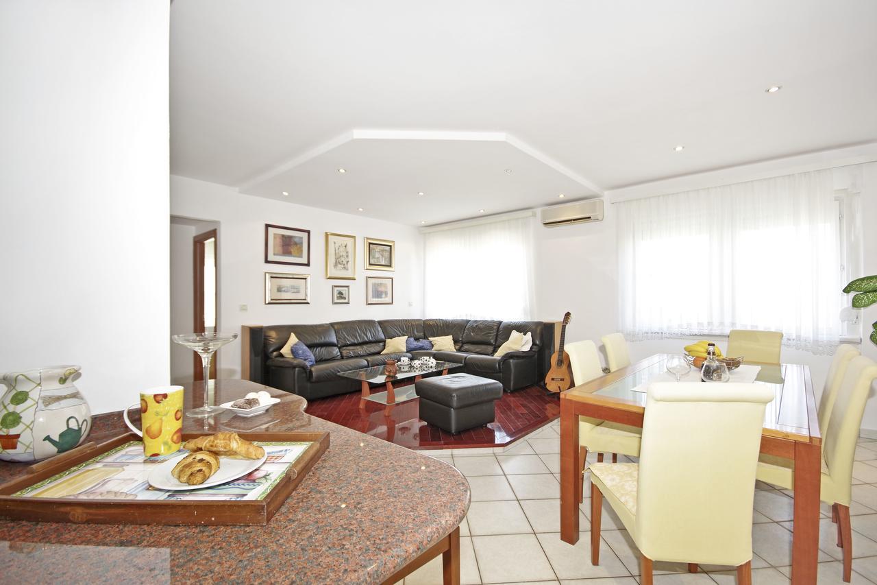 D & J Apartment