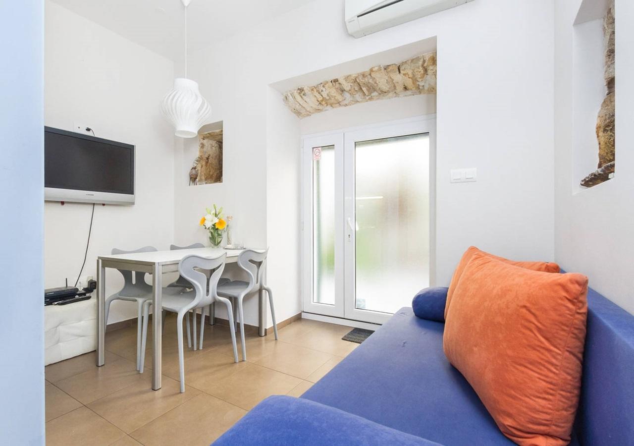 Varos Guest house