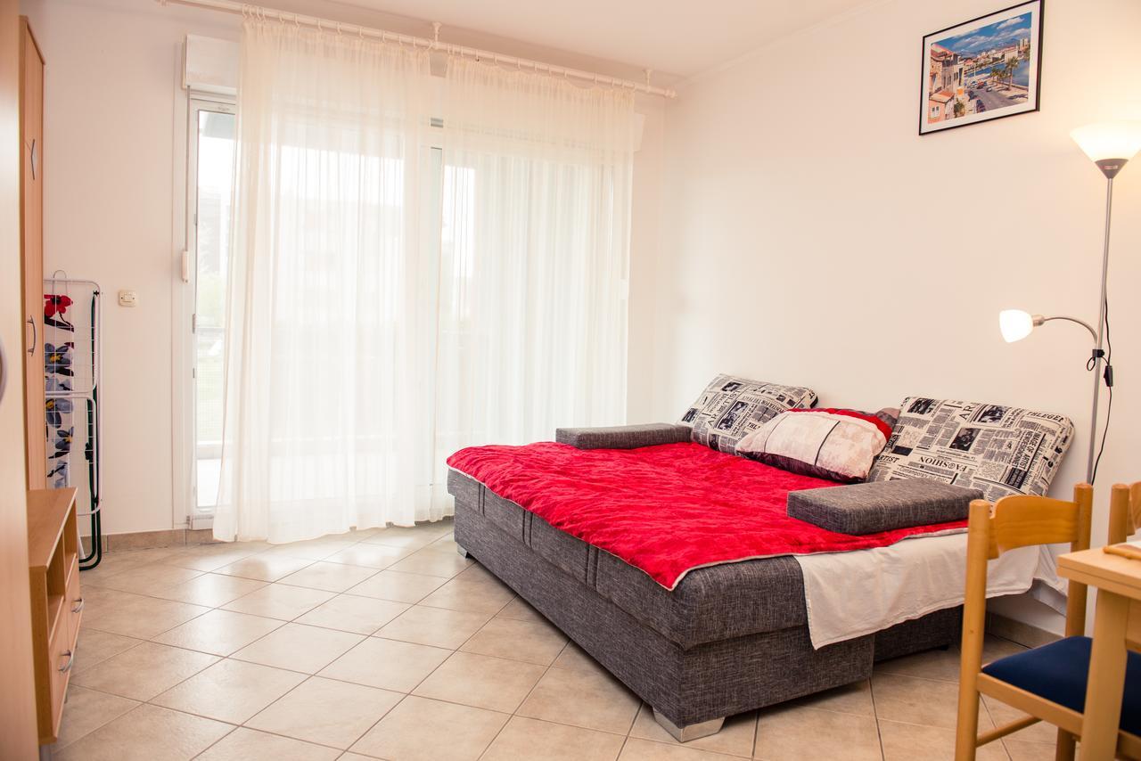 Studio Jere Near Sea Split