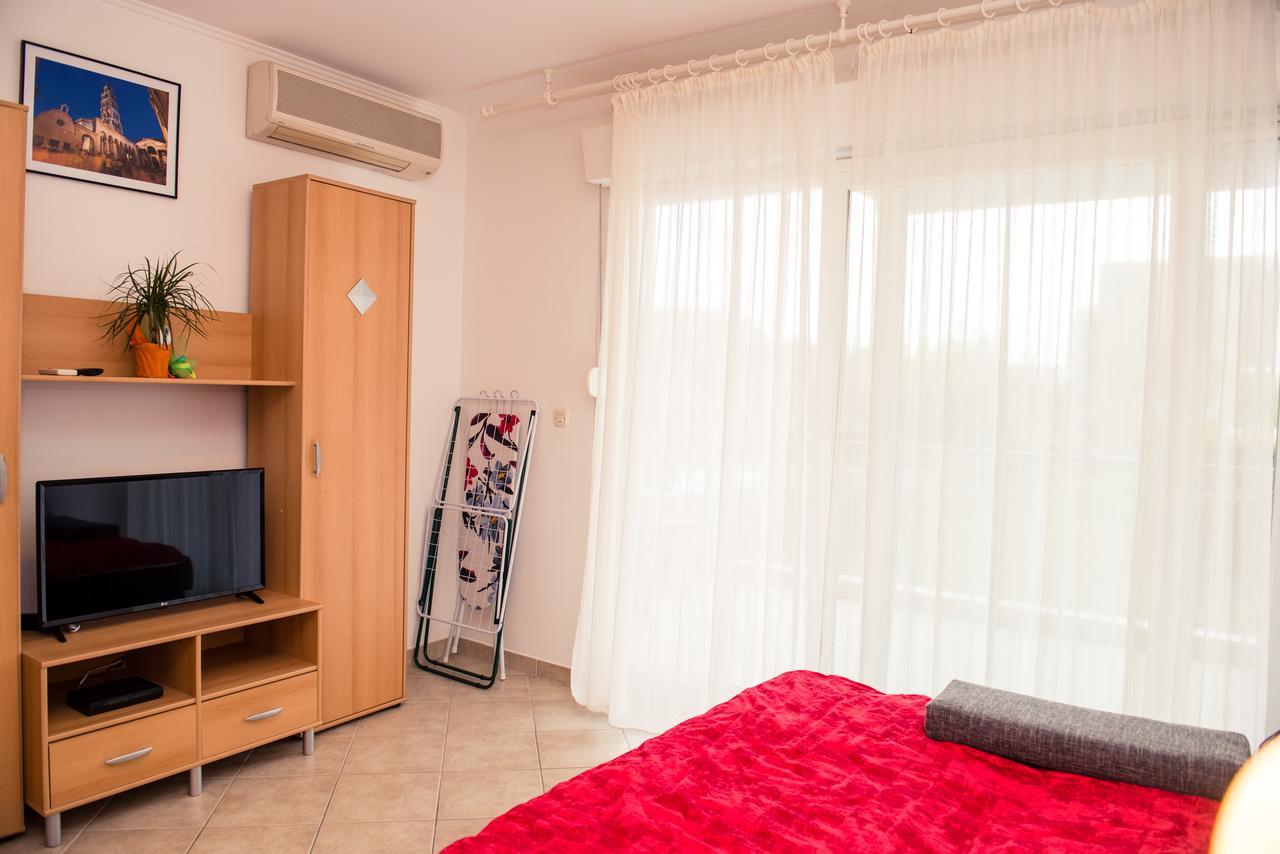 Studio Jere Near Sea Split