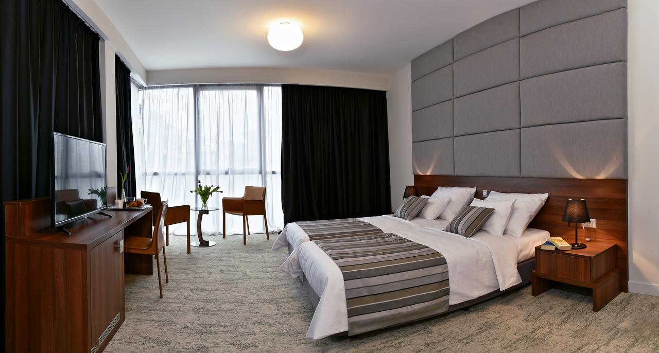 Priska Med Luxury Split