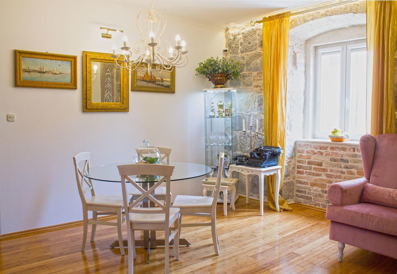 Theatre Apartment *