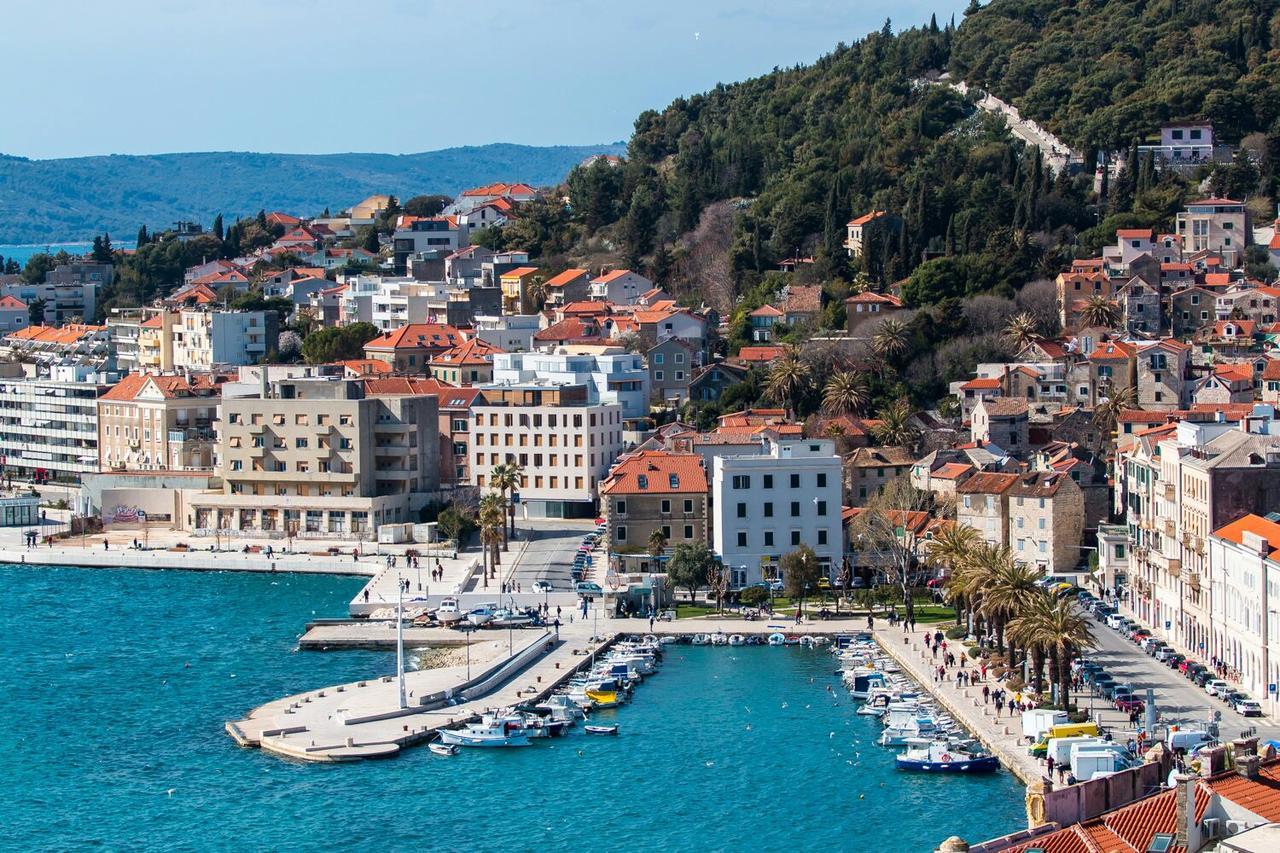 Happy Brothers - Center Of Split