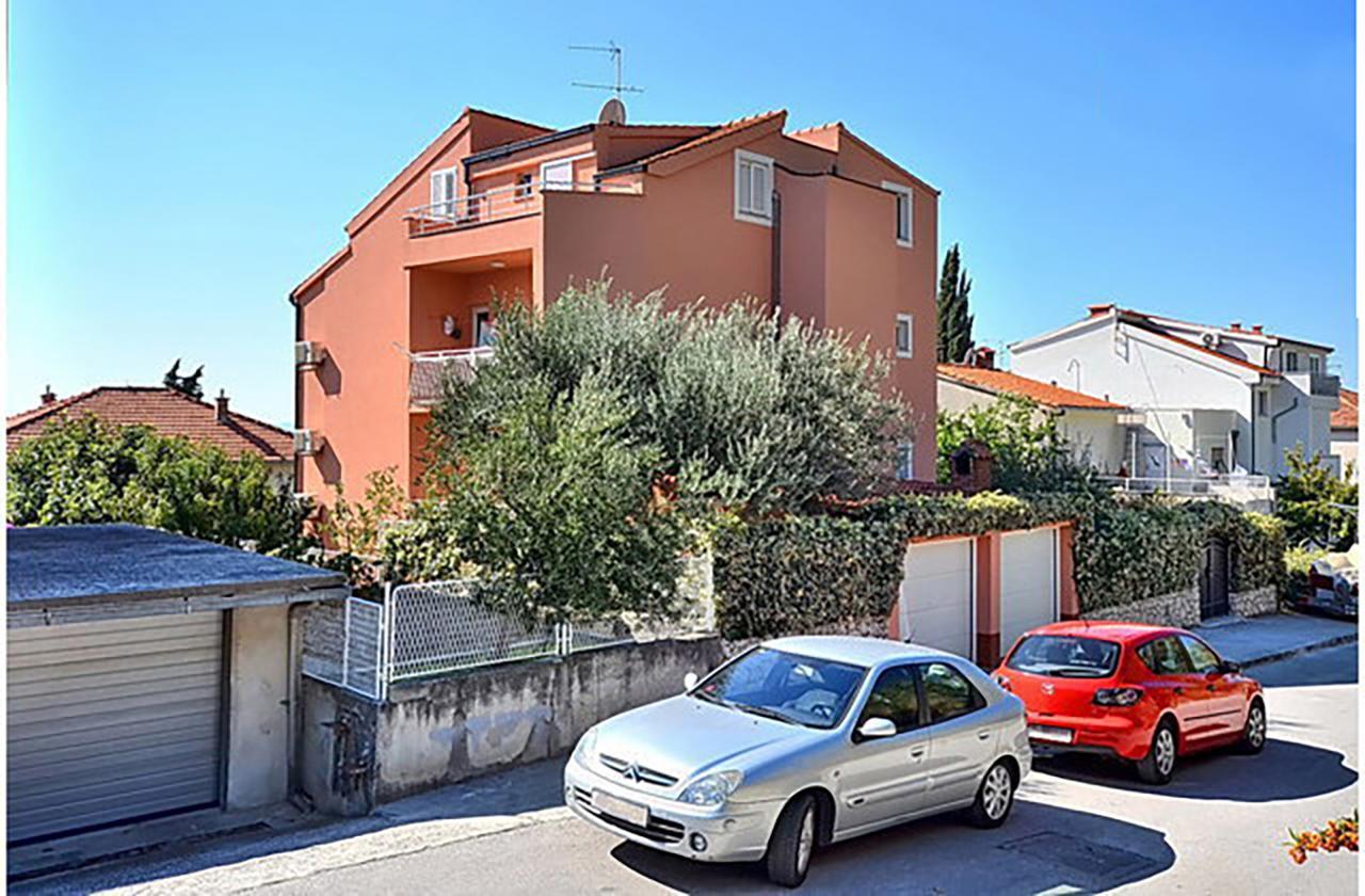 Poolside Paradise - A Hidden Gem In Split Apartamento