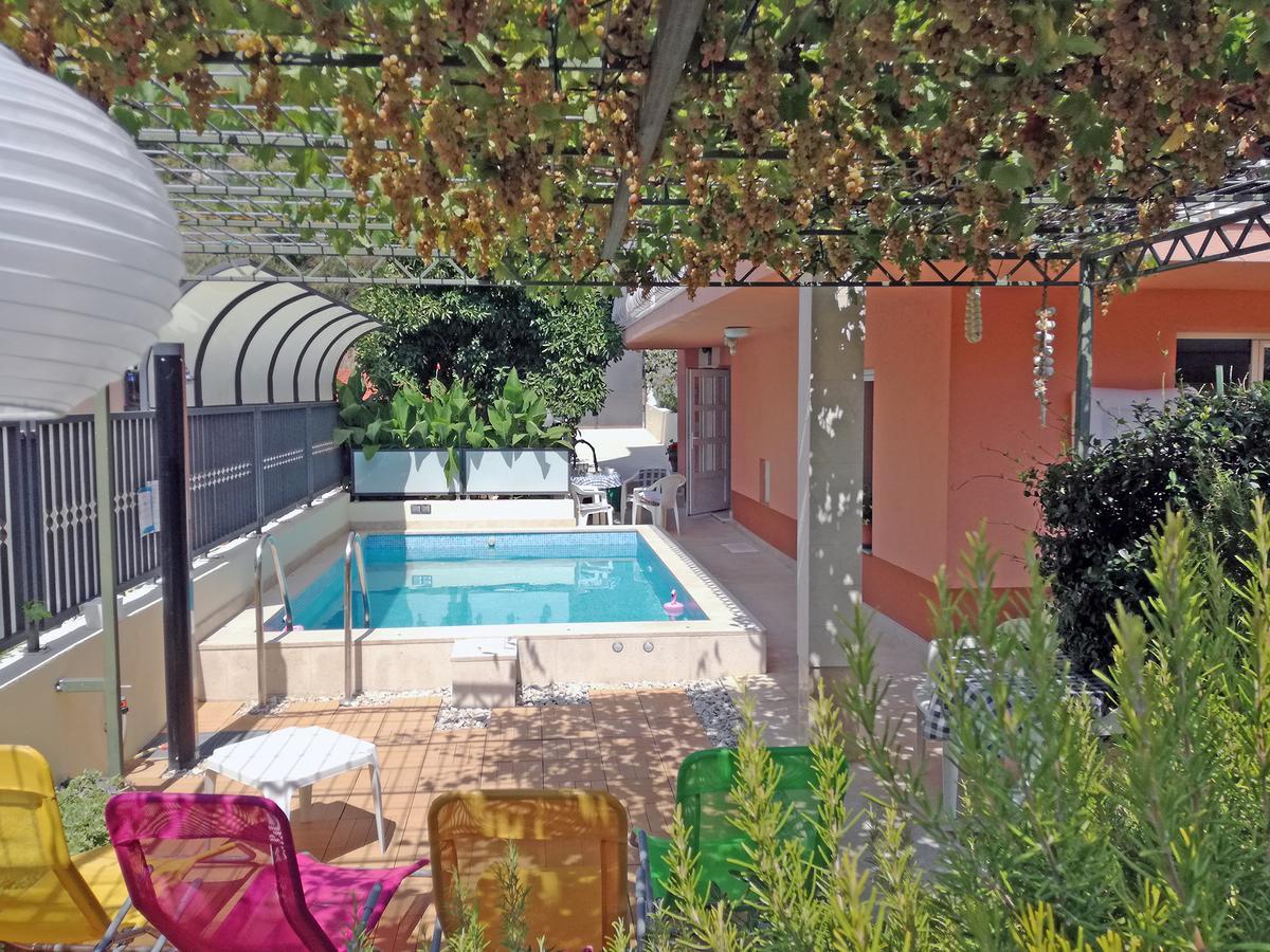 Poolside Paradise - A Hidden Gem In Split Apartamento