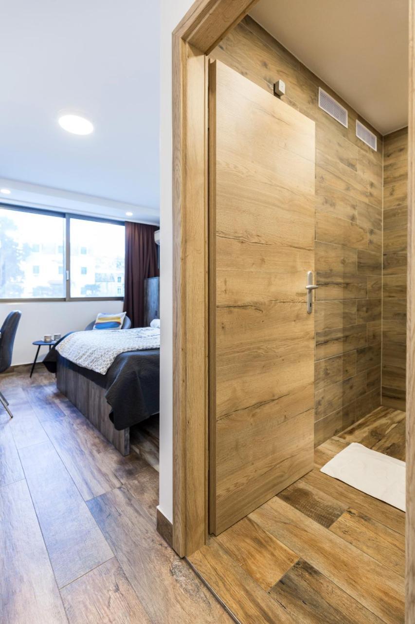 Apinelo Tower 4*