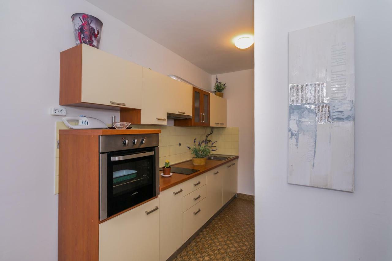 Apartment 2 Bedroom Apartment/parking/market Split