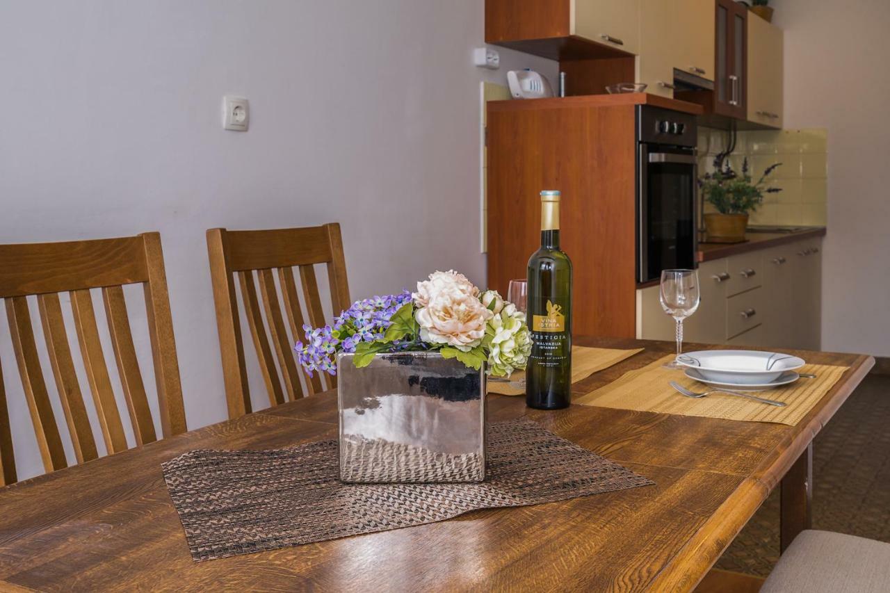 2 Bedroom Apartment/parking/market Apartment