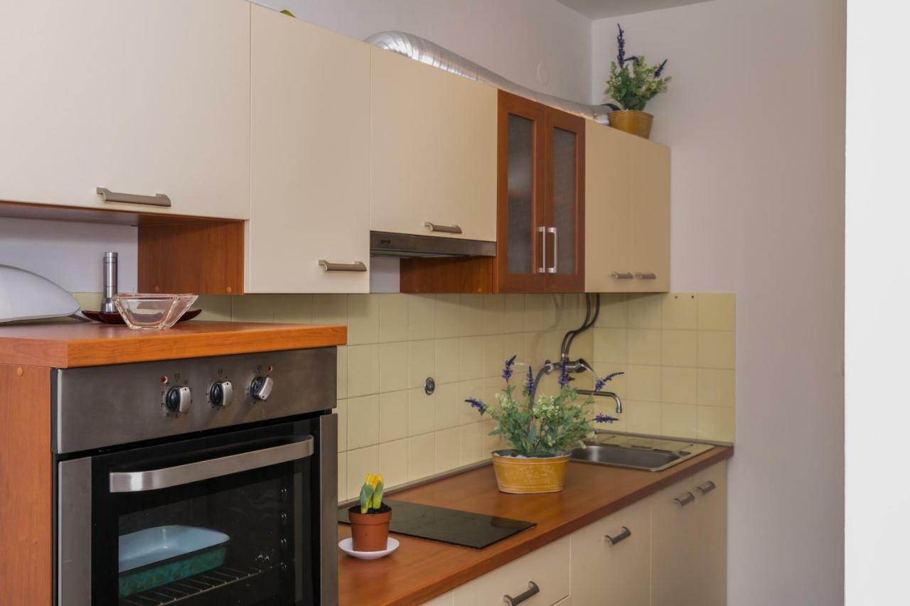 Apartment 2 Bedroom Apartment/parking/market Split