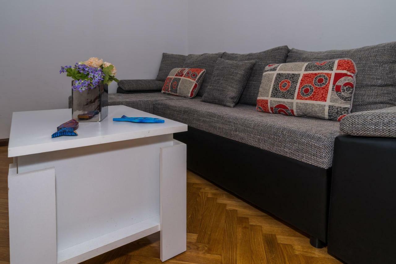 2 Bedroom Apartment/parking/market * Split