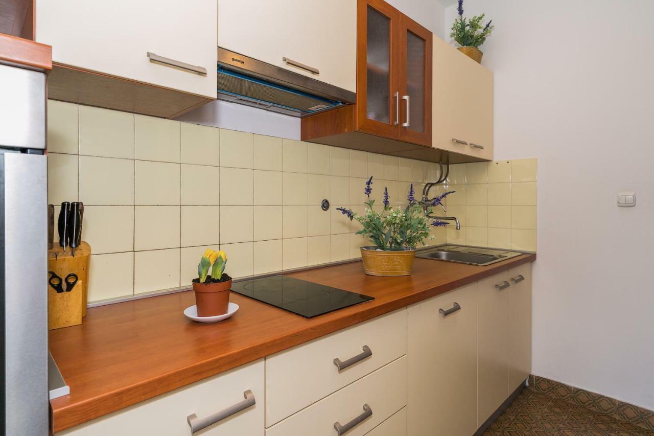 Apartment 2 Bedroom Apartment/parking/market *
