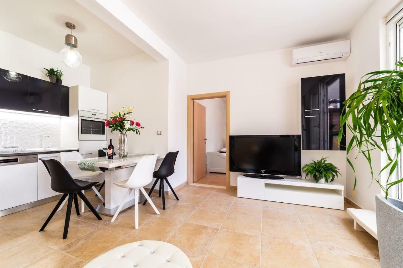 Ln New Apartment Split