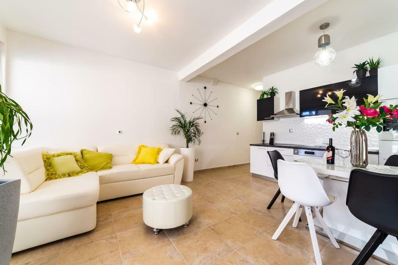 Apartment Ln New Split