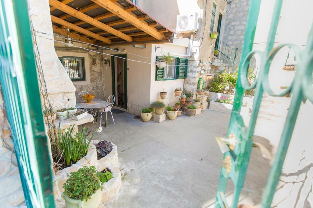 Antica With Yard & Bbq Apartman Split