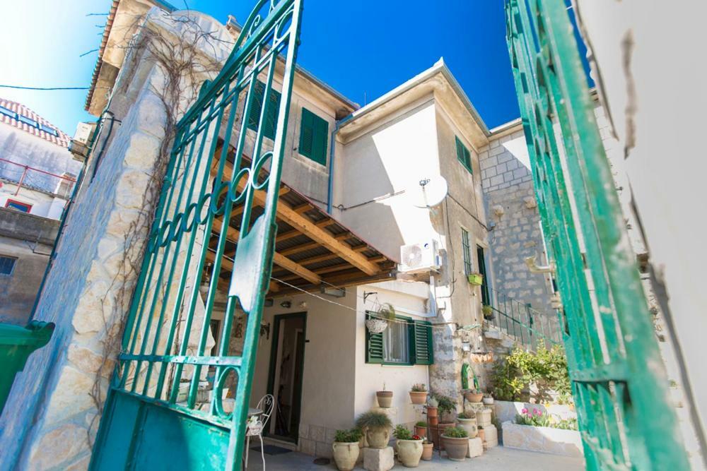 Antica With Yard & Bbq Apartman Split