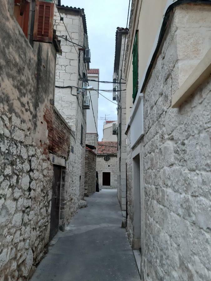 & Lasta * Split