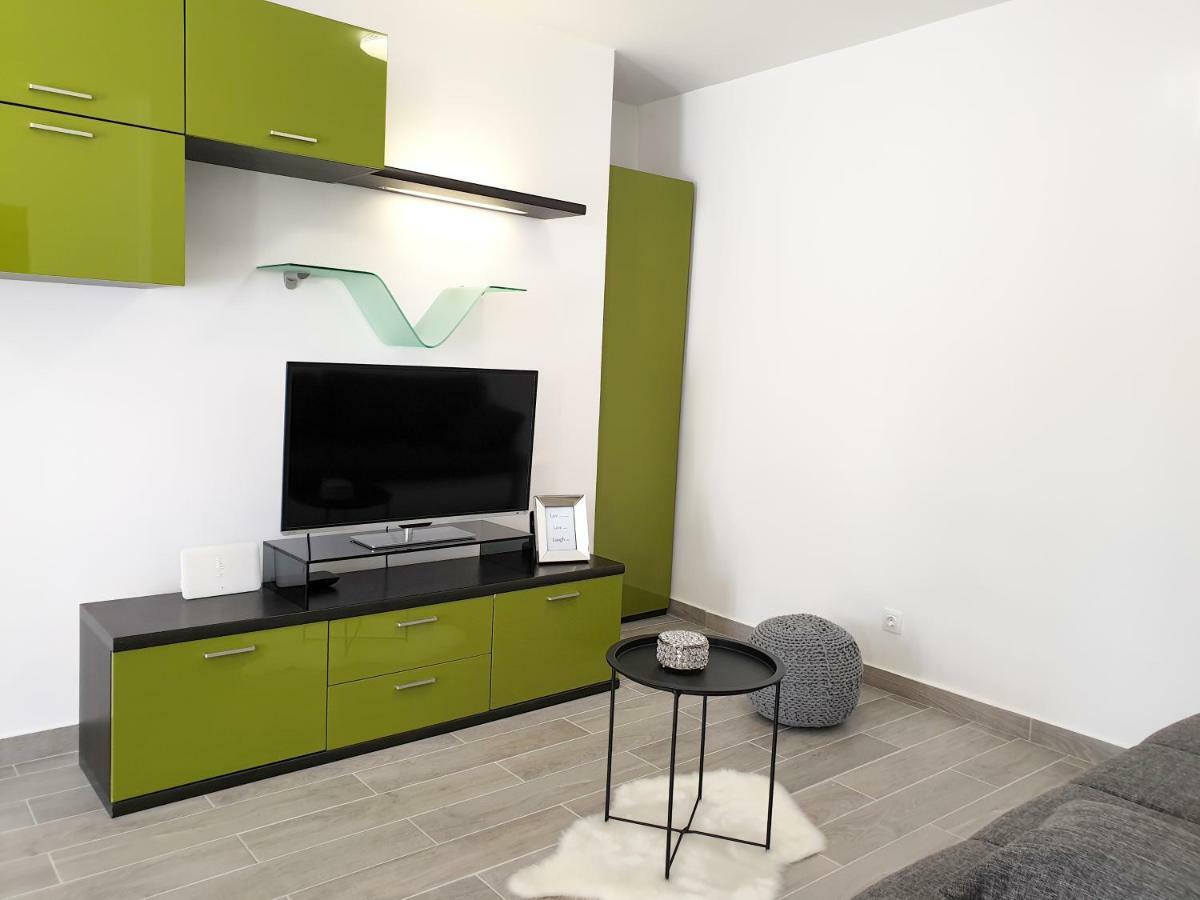 Vb Apartment Split