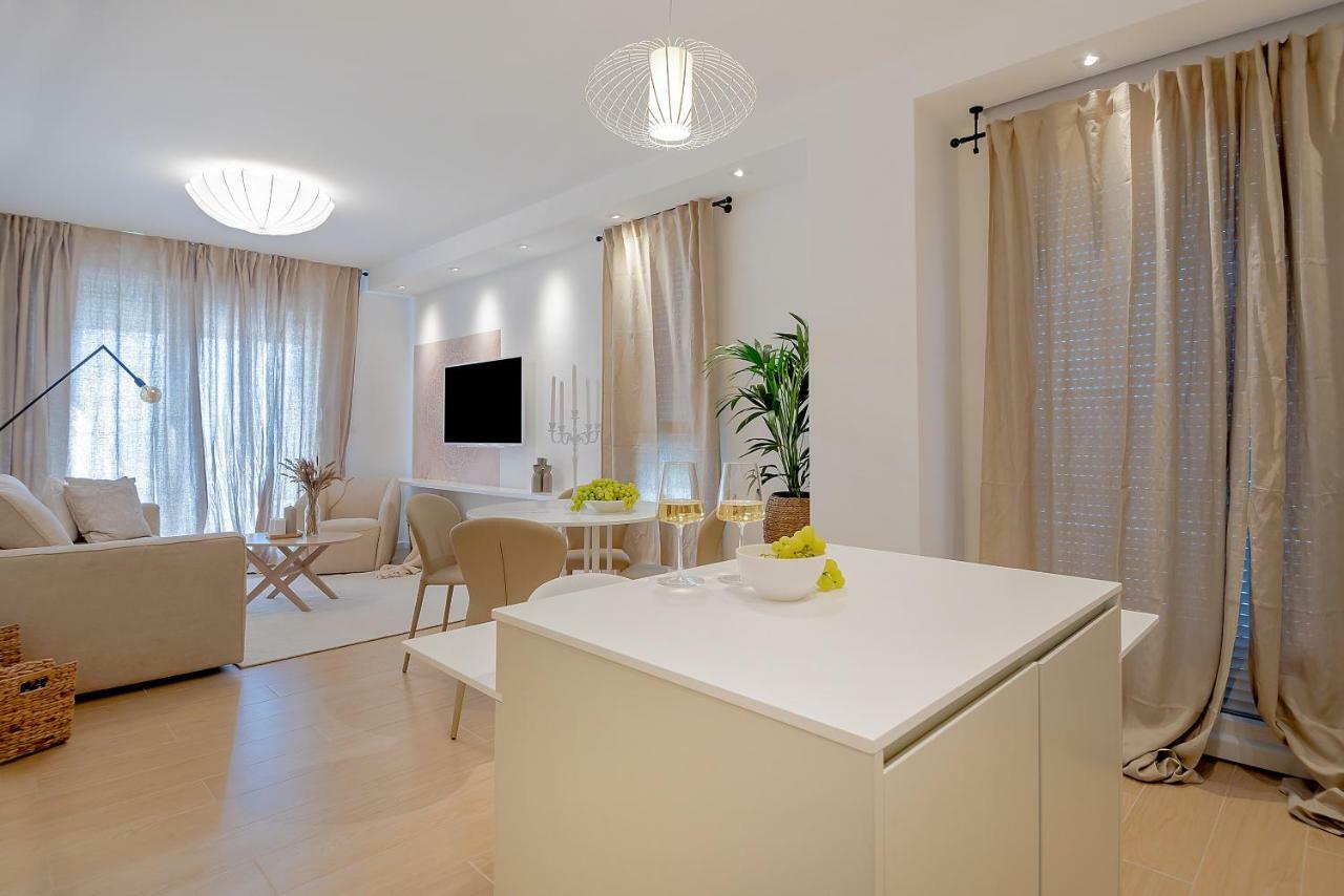 The Pleasurist - With Private Heated Pool And Terrace Apartment *