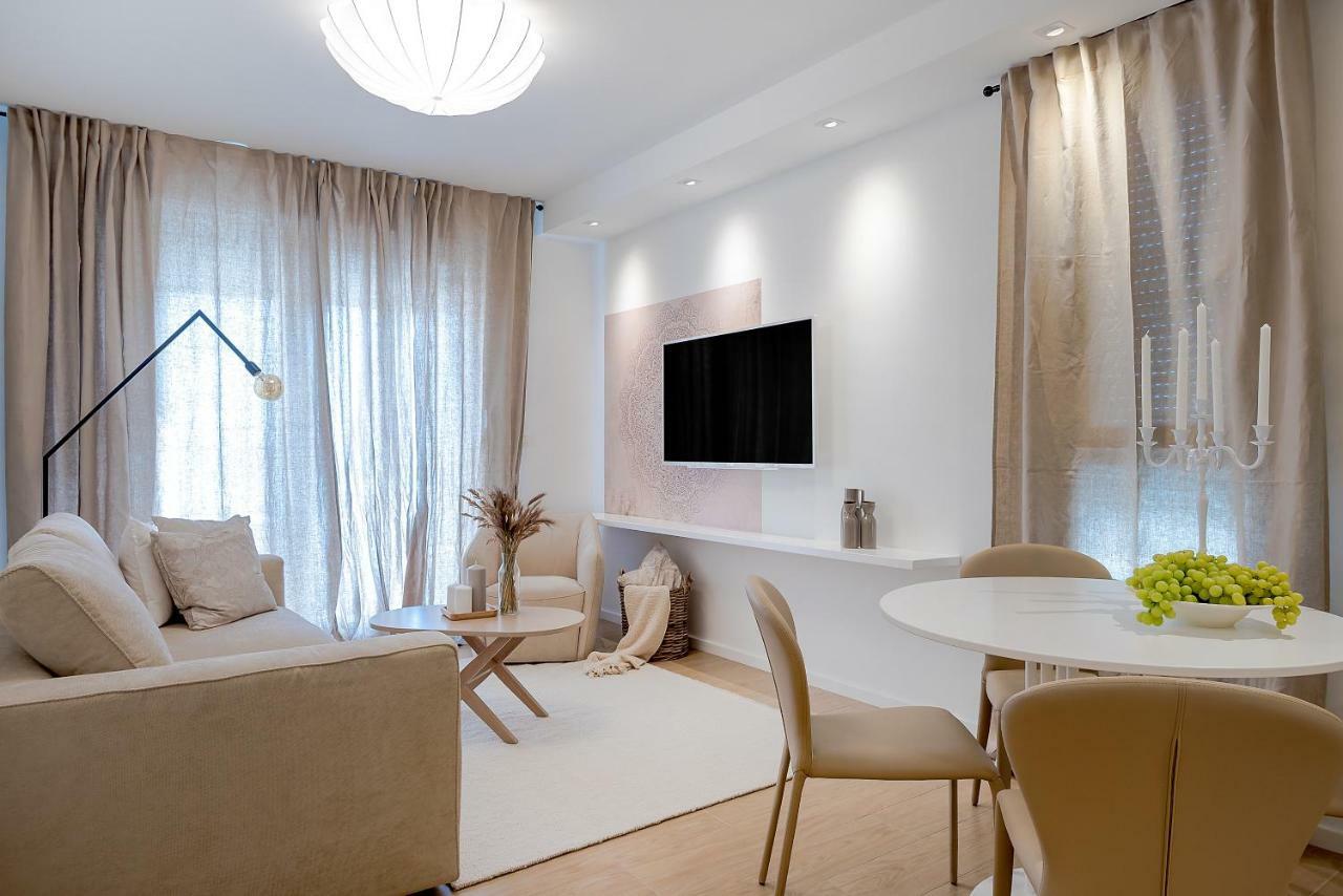 The Pleasurist - With Private Heated Pool And Terrace