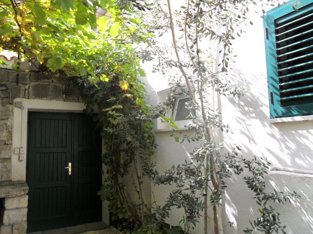 Dube Apartment Split