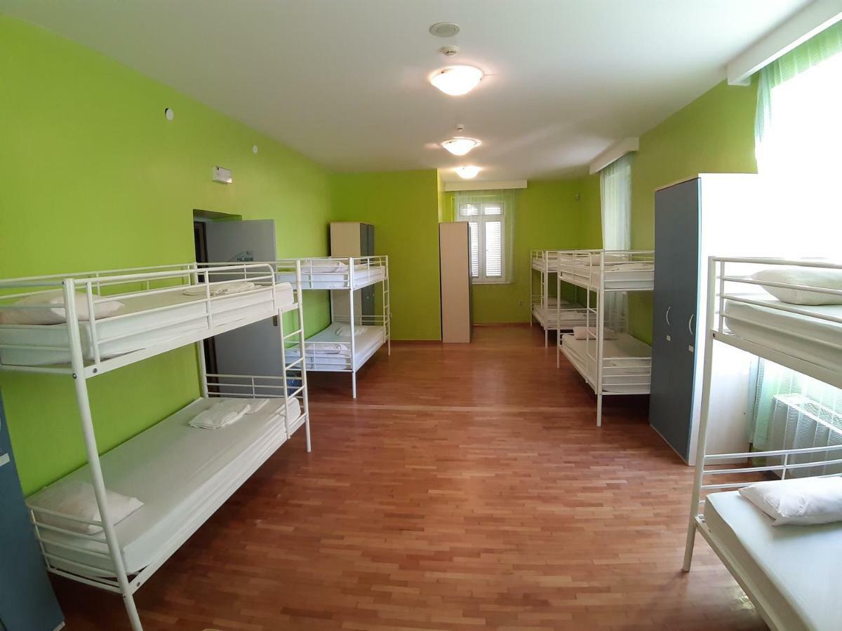 Hostel Vila Mikica *