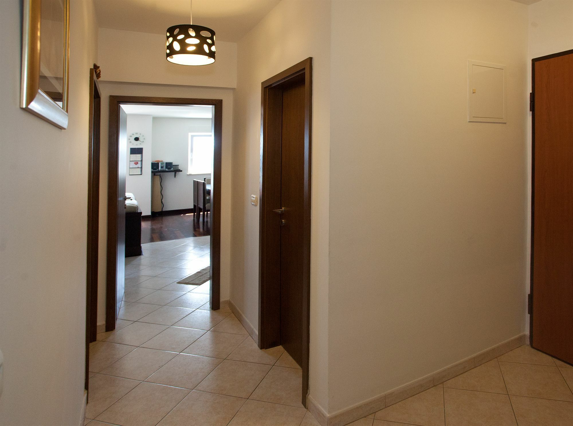 Cro Jet Set On The Apartment Split