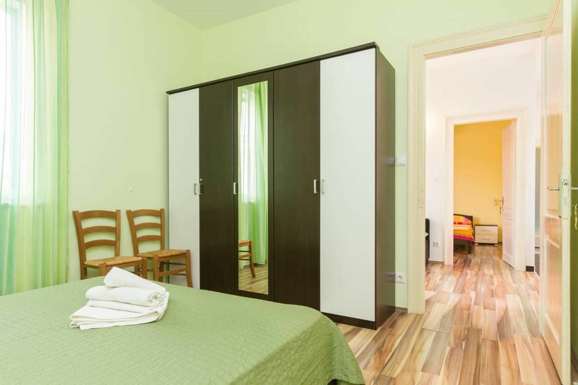 Old Town With Private Indoor Garage Parking * Split
