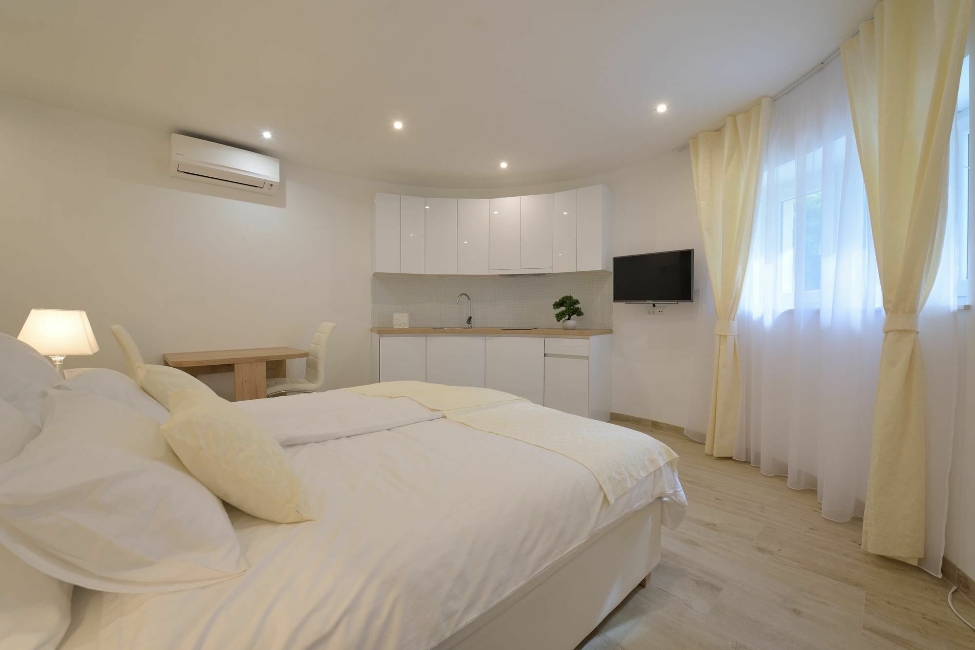 Location 4* Split