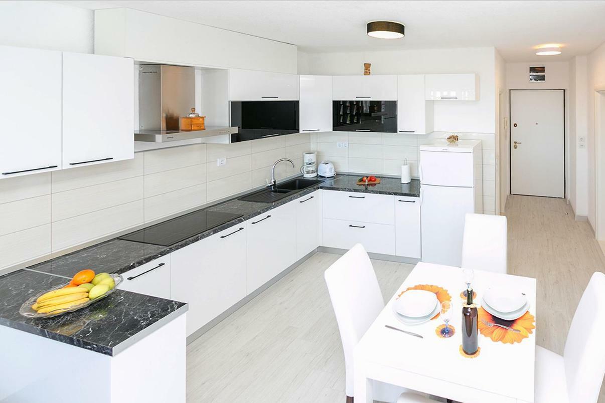 Leona Apartment Split