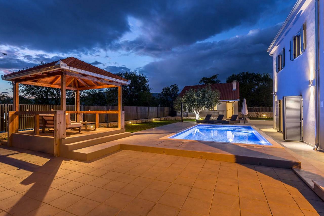 Villa Luxury Sarina With Pool In Center