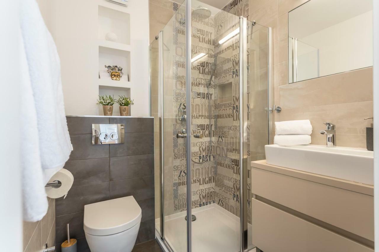 Luxury Sarina With Pool In Center Villa