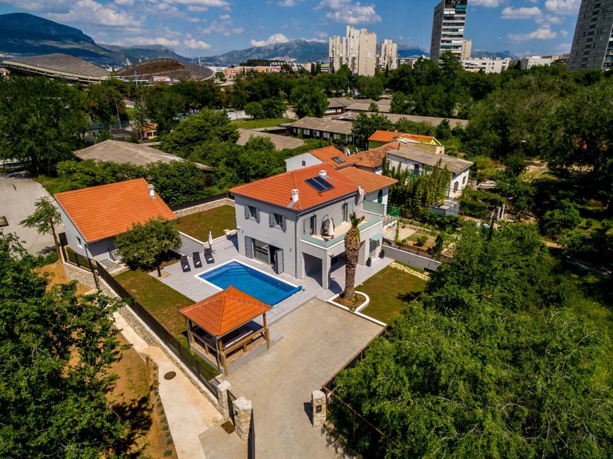 Luxury Sarina With Pool In Center Villa Split