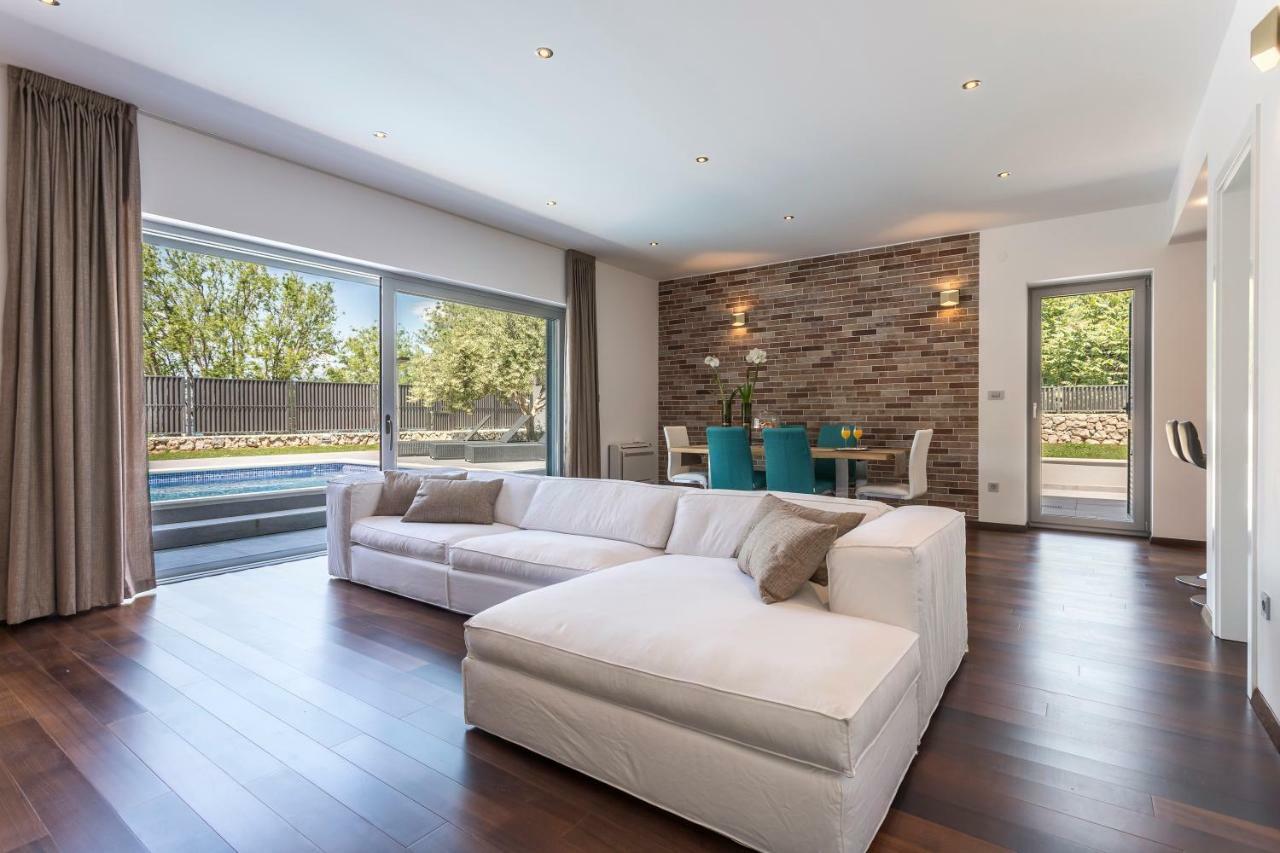 Villa Luxury Sarina With Pool In Center Split